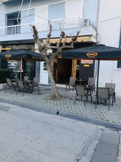 Επιχείρηση καφέ στην κεντρική πλατεία της Κορίνθου Κόρινθος νομού Κορινθίας, Πελοπόννησος Επιχειρήσεις Πωλούνται (φωτογραφία 1)