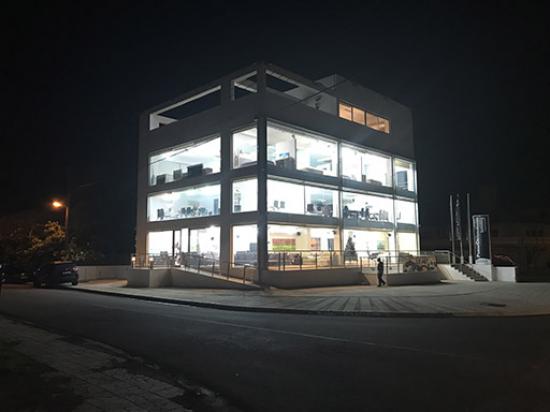 Gorgeous Glass-Faced Business Building/Showroom in Cyprus Λευκωσία νομού Κύπρου (νήσος), Κύπρος Γραφεία - Εμπορικοί χώροι Ακίνητα (φωτογραφία 1)