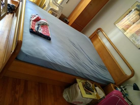 Διπλό κρεβάτι με στρώμα, κομοδίνο, συρταριέρα Θεσσαλονίκη νομού Θεσσαλονίκης, Μακεδονία Έπιπλα - Είδη σπιτιού / κήπου Πωλούνται (φωτογραφία 1)