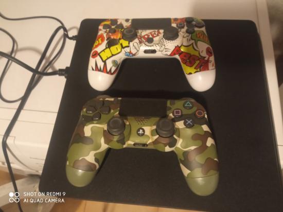 Κονσόλα ps4 Sony μεταχειρισμένη με δύο χειριστήρια πωλειται Άρτα νομού Άρτας, Ήπειρος Παιχνίδια - Βιντεοκονσόλες Πωλούνται (φωτογραφία 1)