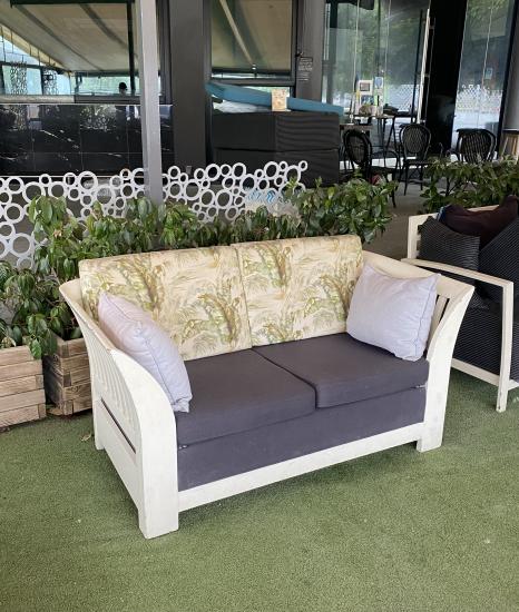 Ξύλινος άσπρος καναπές με μαξιλάρια Λάρισα νομού Λαρίσης, Θεσσαλία Έπιπλα - Είδη σπιτιού / κήπου Πωλούνται (φωτογραφία 1)