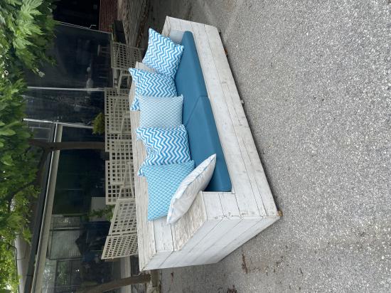 Ξύλινος άσπρος καναπές με μαξιλάρια Λάρισα νομού Λαρίσης, Θεσσαλία Έπιπλα - Είδη σπιτιού / κήπου Πωλούνται (φωτογραφία 1)