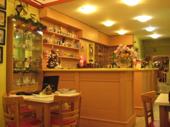 Παγκοι ραφια και συρταρια καφενειου Σταυρουπολη νομού Θεσσαλονίκης, Μακεδονία Επιχειρήσεις Πωλούνται (φωτογραφία 1)