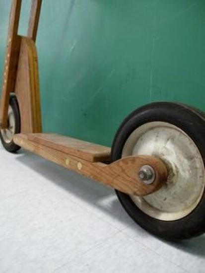 Πωλείται ξύλινο πατίνι - Ποδήλατο - Παιδικό κάθισμα Αυτό/του Πειραιας νομού Αττικής - Πειραιώς / Νήσων, Αττική Παιχνίδια - Βιντεοκονσόλες Πωλούνται (φωτογραφία 1)