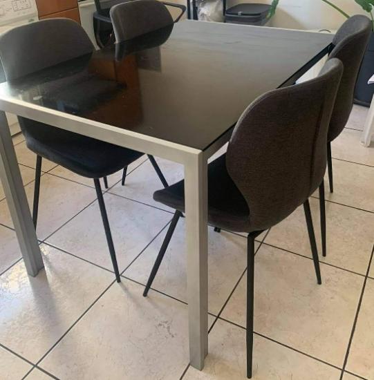 πωλείται σε άριστη κατάσταση τραπέζι κουζίνας με 4 καρέκλες Λευκωσία νομού Κύπρου (νήσος), Κύπρος Έπιπλα - Είδη σπιτιού / κήπου Πωλούνται (φωτογραφία 1)