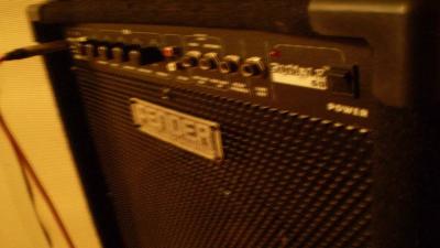 ΠΩΛΕΙΤΑΙ ΕΝΙΣΧΥΤΗΣ ΜΠΑΣΟΥ FENDER