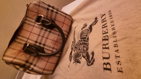 Τσαντα Burberry Barrel Leather Bag Αγια Παρασκευη νομού Αττικής - Αθηνών, Αττική Ρούχα - Παπούτσια - Αξεσουάρ Πωλούνται (φωτογραφία 1)
