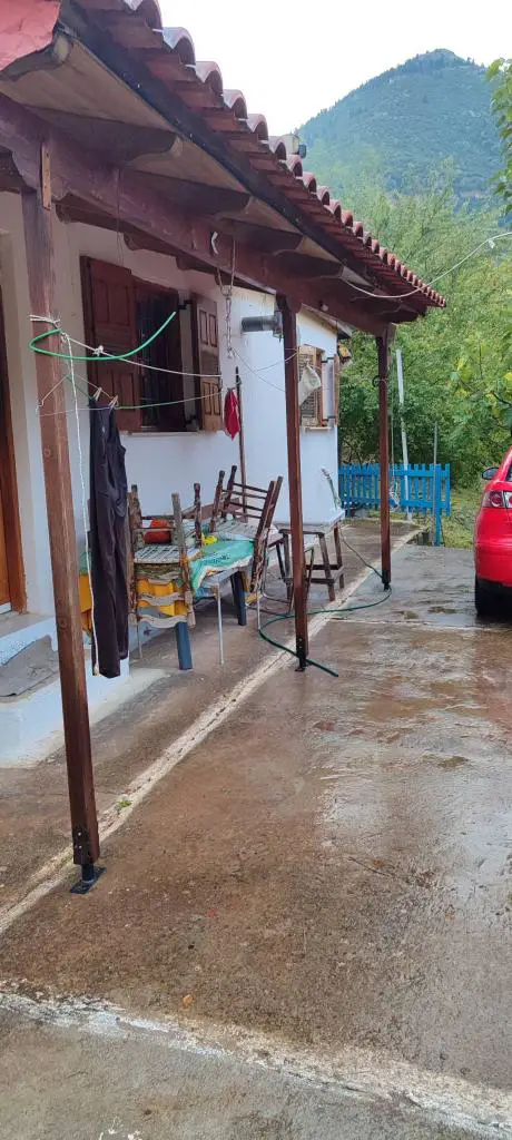 Οικια σε έκταση 4 στρεμμάτων περίπου