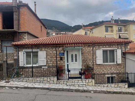 Μονοκατοικια στο κεντρο Καρπενήσι νομού Ευρυτανίας, Στερεά Ελλάδα Σπίτια / Διαμερίσματα προς πώληση Ακίνητα (φωτογραφία 1)