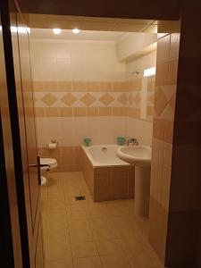 acious 4-Bedroom Split-Level Villa in Nea Michaniona with Ga - (μικρογραφία 11)