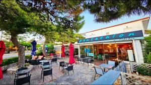 ΕΡΓΑΣΙΑ ΣΕ ΚΑΦΕΤΕΡΙΑ ΤΗΣ ΠΕΝΤΕΛΗΣ - (μικρογραφία 2)