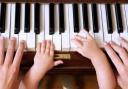 Μαθήματα Αρμονιου και πιάνου παραδιδονται (μικρογραφία)